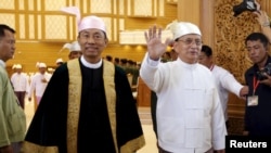 緬甸總統登盛（右）星期四在議會發表告別講話。