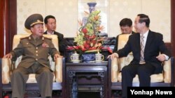 Choe Ryong Hae (kiri) utusan khusus Korea Utara melakukan pembicaraan dengan Wang Jiarui pejabat Partai Komunis China di Beijing hari Rabu (22/5). 