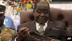 President Robert Mugabe ari mu gisagara ca Zvimba, mu gihugu ca Zimbabwe, mu kwzi kwa mbere, itarki 21, mu mwaka w' 2014. 