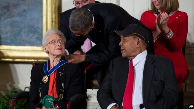 Katherine Johnson ketika menerima penghargaan "Medali Kebebasan" dari Presiden AS Barack Obama (foto: dok).