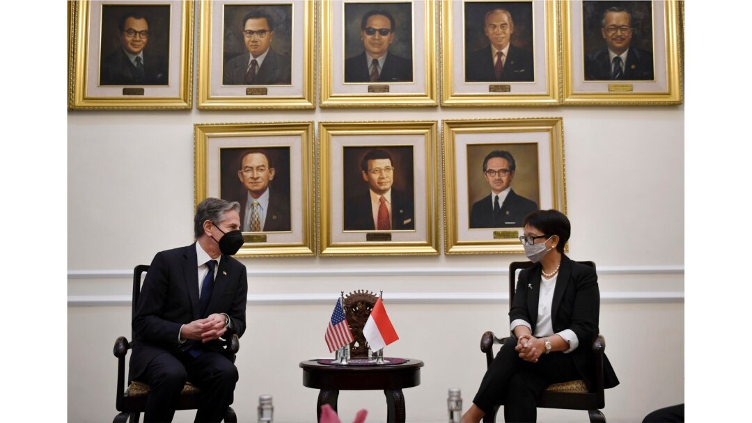 Menlu AS Antony Blinken (kiri) dan Menlu RI Retno Marsudi di Gedung Pancasila, Jakarta, 14 Desember 2021. (Olivier Douliery/Pool Photo via AP)