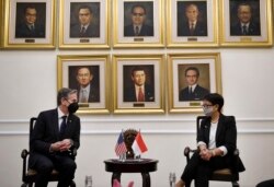 Menlu AS Antony Blinken (kiri) dan Menlu RI Retno Marsudi di Gedung Pancasila, Jakarta, 14 Desember 2021. (Olivier Douliery/Pool Photo via AP)