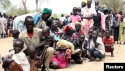 Residents displaced due to the recent fighting between government and rebel forces in the Upper Nile capital Malakal wait at a World Food Program (WFP) outpost where thousands have taken shelter in Kuernyang Payam, South Sudan, May 2, 2015. 