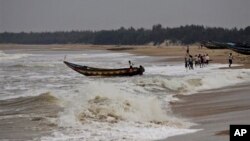 印度發佈了特強氣旋的紅色警報﹐人們將小船拉回岸上