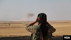 Şervaneke YPG bi dûrbîna xwe neyarên xwe dinêrwe