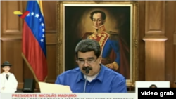 Durante esta transición televisada, el presidente en disputa Nicolás Maduro firmó la extensión por otros 30 días del ‘Estado de Alarma Constitucional’ y la cuarentena.