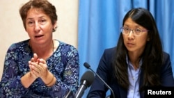 无国界医生组织（ MSF）的法律顾问索尔尼尔（左）和国际无国界医生组织的主席乔安妮刘（右）在瑞士日内瓦的新闻发布会上发表讲话（2015年10月7日）。