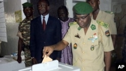 The head of the military junta, General Salou Djibo, casts his ballot in Niamey as Niger voted today in a constitutional referendum, 31 Oct 2010