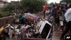 Des voitures, emportées par les fortes pluies, se sont entassées à proximité d'une station-service où un incendie a tué au moins 150 personnes à Accra, au Ghana, le 4 Juin 2015