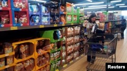 Seorang ibu berbelanja di sebuah toko belanjaan ritel di kota Wheaton, Illinois, AS (foto: ilustrasi). Perdagangan ritel adalah majikan swasta terbesar di Amerika dan mempekerjakan satu dari tiap empat pekerjaan, atau sekitar 42 juta orang.