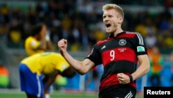 8일 브라질에서 열린 월드컵 4강전 브라질 대 독일의 경기에서 독일 안드레 쉬를레가 독일의 6번째 득점을 올린 후 환호하고 있다. 뒤로 망연자실한 브라질 수비진의 모습이 보인다.