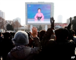 Dân Bắc Triều Tiên theo dõi chương trình tin tức bên ngoài ga xe lửa Bình Nhưỡng, ngày 6/1/2016.
