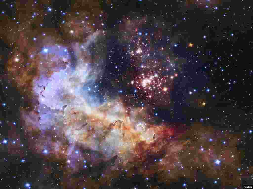 Satu gugus bintang yang berisi 3.000 bintang yang diberi nama Westerlund 2 dan terletak sekitar 20.000 tahun cahaya dari Bumi di konstelasi Carina terlihat di foto yang dibagikan oleh NASA dan diambil oleh Teleskop Antariksa Hubble pada 23 April 2015, menandai ulang tahun perak peluncuran Teleksop Antariksa Hubble.