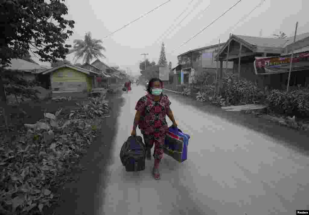 حدود ۲۰ هزار تن از ساکنان مناطق پیرامون کوه آتشفشان مجبور شده اند خانه هایشان را ترک کنند.