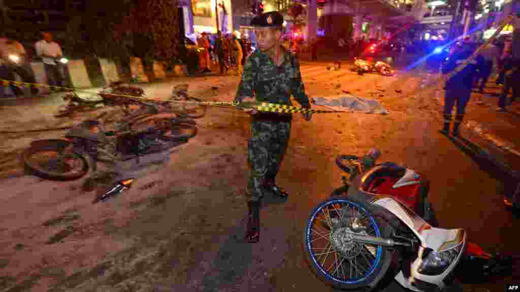 Un soldats inspecte le lieu de l&#39;explosion, Bangkok, 17 août 2015
