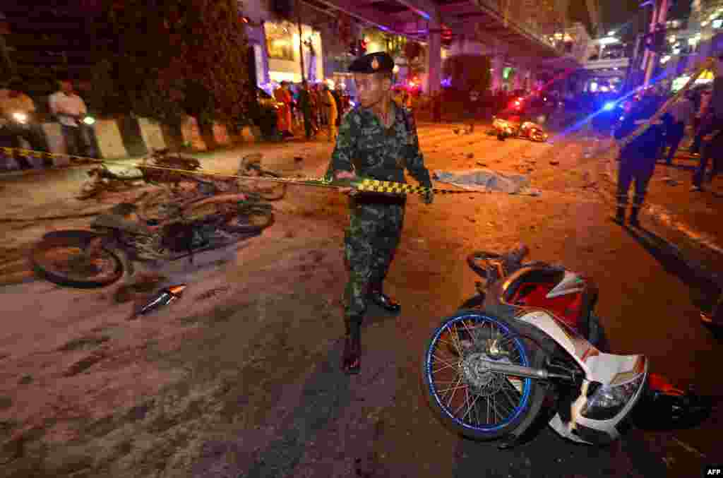Tentara Thailand memasang pita pengaman di sekitar lokasi ledakan bom di dekat sebuah kuil di pusat kota Bangkok (17/8).