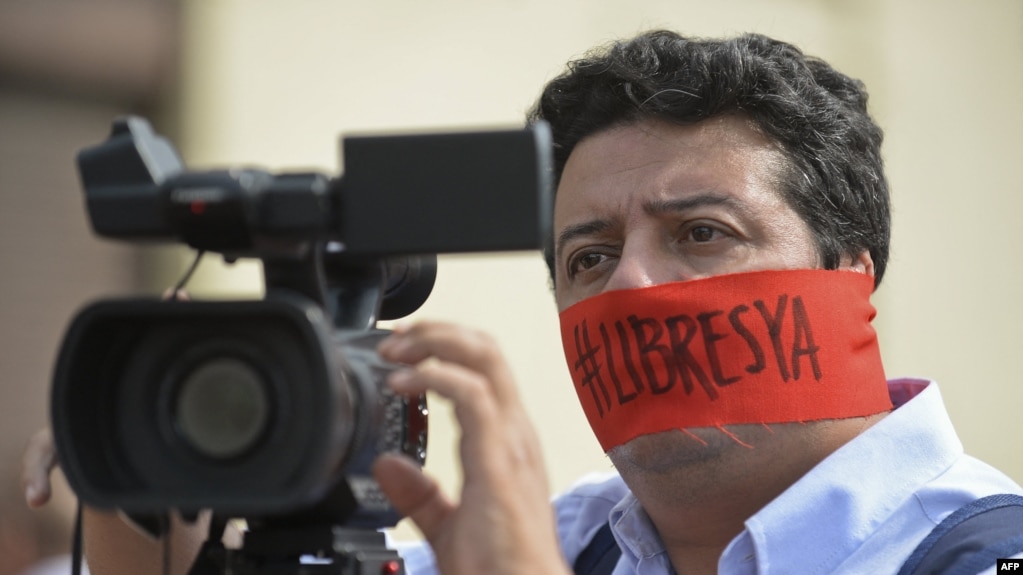 Un camarógrafo protesta el 27 de mayo de 2016 en Cali, Colombia, pidiendo la liberación de dos colegas.