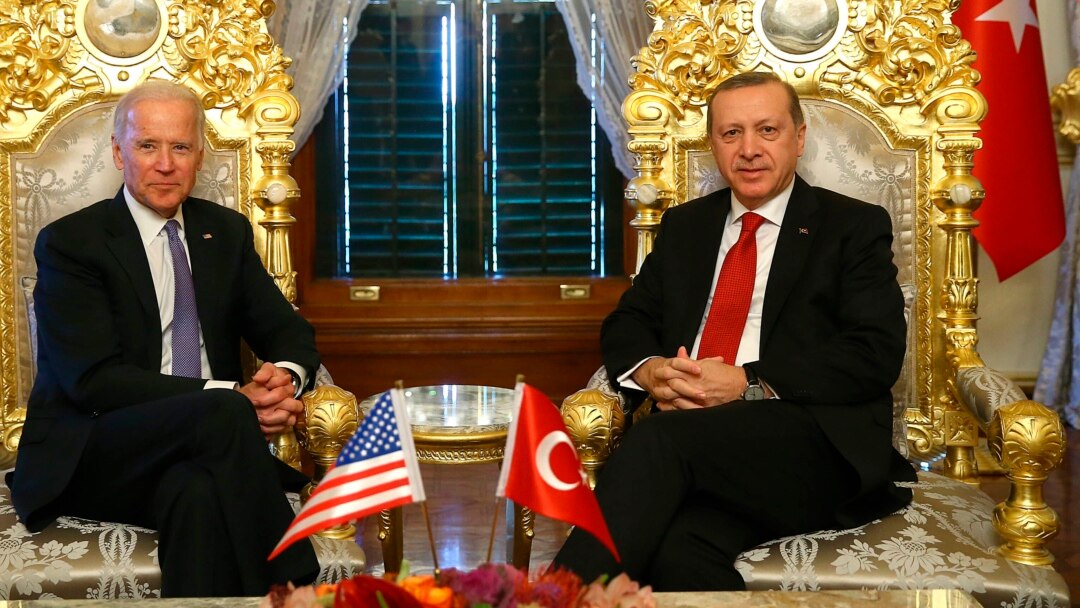 Presiden Turki Recep Tayyip Erdogan (kanan) menerima kunjungan Wapres AS Joe Biden di Istanbul 23 Januari tahun 2016 (foto: dok).