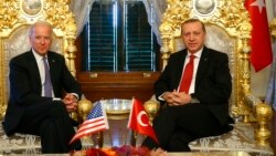 Presiden Turki Recep Tayyip Erdogan (kanan) menerima kunjungan Wapres AS Joe Biden di Istanbul 23 Januari tahun 2016 (foto: dok).