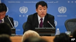 유엔주재 북한대표부의 김인룡 차석대사가 17일 유엔본부에서 기자회견을 하고 있다.