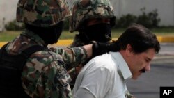 Joaquin "El Chapo" Guzman, en menottes dans les mains de la marine mexicaine le 22 février 2014, Mexico City, Mexique.