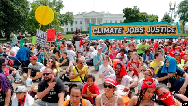 Los manifestantes se sentaron durante 100 segundos para marcar los primeros 100 días del presidente Trump en el cargo.