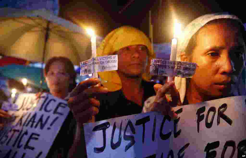 Para demonstran melakukan unjuk rasa, menuntut keadilan atas tewasnya Kian Loyd delos Santos, remaja usia 17 tahun oleh Polisi di Quezon city, Filipina.