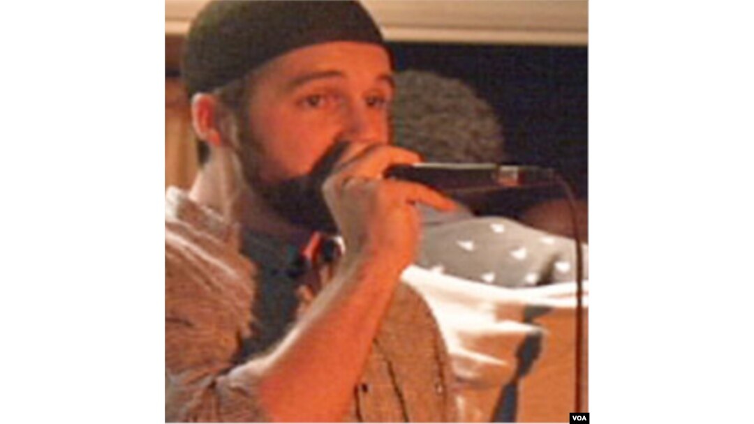 Cyrus McGoldrick, penyanyi rap yang Muslim.