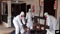 Para petugas medis mengangkut korban tewas akibat ebola di Monrovia, Liberia (foto: dok).