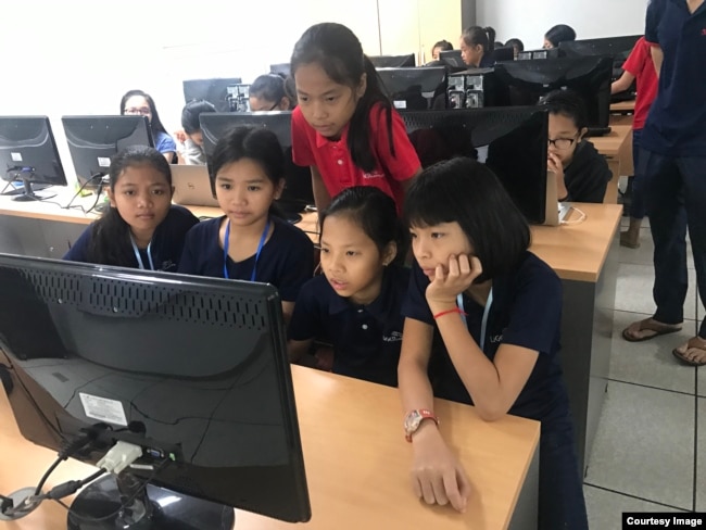 កុមារី​ទាំង​៥​នាក់​ដែល​បាន​បង្កើត​កម្មវិធី​សម្រាប់លក់​ផលិតផល​ខ្មែរ​តាម​ទូរស័ព្ទឈ្មោះ​ Cambodia Identity Product កំពុងរៀន​នៅ​នៅ​សាលា Ligar Learning Center។ (រូបថត​ផ្តល់​ឲ្យ​ដោយ Technovation Cambodia)