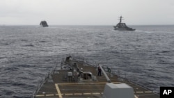 ກຳປັ່ນລົບຂອງກອງທັບເຮືອ ສະຫະລັດ ແມ່ນເຫັນໄດ້ ຈາກຫ້ອງຄວບຄຸມ ຂອງກຳປັ່ນພິຄາດ ຕິດລູກສອນໄຟນຳວິຖີ USS Spruance, ຢູ່ໃນທະເລຈີນໃຕ້, ວັນທີ 17 ຕຸລາ 2016, ໃນພາບນີ້ ທີ່ສະໜອງໂດຍ ກອງທັບເຮືອສະຫະລັດ.