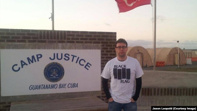 Gazetari Jason Leopold shfrytëzoi FOIA-n për të nxjerrë hollësi mbi trajtimin e të ndaluarve në Guantanamo