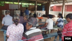 Antrian warga desa Watuawu, Kecamatan Lage, menunggu giliran untuk memberikan suara mereka dalam Pemungutan Suara Ulang Pemilu 2019 di TPS 4. (27/4/2019). (Foto: VOA/Yoanes Litha)
