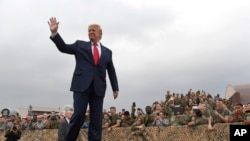 El presidente de EE.UU. Donald Trump llega a la base aérea de Osan, en Corea del Sur, para visitar a fuerzas estadounidenses allí desplegadas. Domingo 30 de junio de 2019. (AP Photo/Susan Walsh)