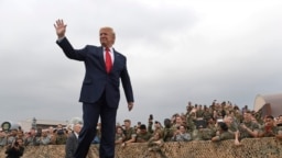 El presidente de EE.UU. Donald Trump llega a la base aérea de Osan, en Corea del Sur, para visitar a fuerzas estadounidenses allí desplegadas. Domingo 30 de junio de 2019. (AP Photo/Susan Walsh)