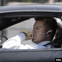 SAD: Prijedlog o potpunoj zabrani korištenja mobitela tokom vožnje