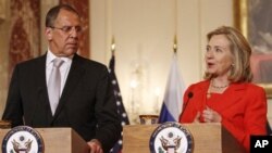 Menteri Luar Negeri Rusia, Sergei Lavrov (kiri) bersama Menlu AS Hillary Clinton dalam kunjungan Lavrov ke Washington (foto: dok)