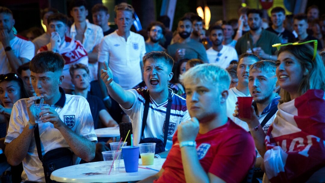 Navijači Engleske gledaju finale Evropskog prvenstva između Italije i Engleske u baru u španskom ostrvu Majorka, 11. jula 2021.