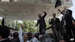 Warga Pakistan berunjuk rasa di area pemukiman para diplomat AS dan perwakilan negara asing di Islamabad (19/9). Kedubes AS di Pakistan mengudarakan iklan layanan masyarakat yang menunjukkan pemerintahan Presiden Obama mengutuk video anti-Islam yang menyulut protes umat Muslim di seluruh penjuru dunia.