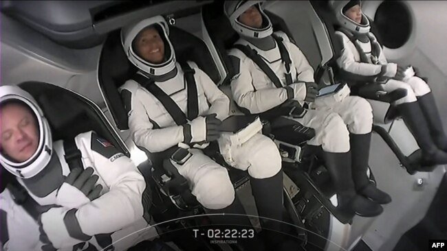 Kru SpaceX (dari kanan) Hayley Arceneaux, Jared Isaacman, Sian Proctor, dan Christopher Sembroski diikat di kursi mereka dalam kapsul Crew Dragon menjelang peluncuran SpaceX, 15 September 2021. (Foto: screengrab SpaceX webcast via AFP)