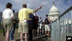Turis mengantri di luar Capitol di Washington.