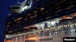 El crucero Diamond Princess sigue anclado y en cuarentena en el puerto de Yokohama, en Japón el 10 de febrero de 2020. Las autoridades han identificado 130 casos de coronavirus en la nave.