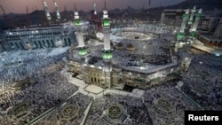 Jutaan ummat muslim melakukan ibadah Haji di Mekkah, Saudi Arabia tahun lalu (foto: dok). Islam diperkirakan akan menjadi agama dengan jumlah pemeluk terbesar di dunia setelah 2070.