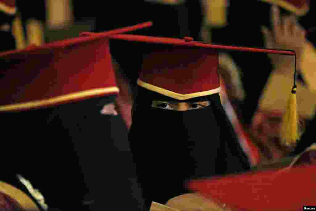 Top high school students attend an annual award ceremony organized by Yemen&#39;s Education Ministry in Sana&#39;a.