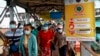 Corona enfeksiyonlarının arttığı Asya ülkelerinden Myanmar'ın Yangon kentinde feribottan inenler