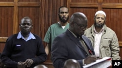 The two doctors, Adan Hassan Hilo (C) and Ali Omar Salim (R), arrested by the Anti-Terrorist-Police Unit (ATPU) appear before the Nairobi Chief Magistrate's court in Kenya October 21, 2011