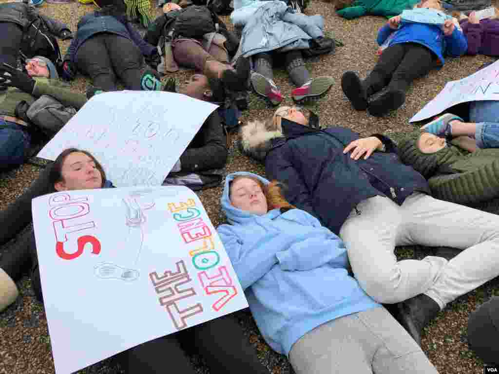 En señal de protesta decenas de jóvenes estudiantes se acostaron en el suelo frente a la Casa Blanca.