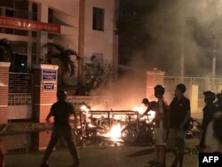 Người biểu tình đốt xe máy trước trụ sở Ủy ban Nhân dân tỉnh Bình Thuận hôm 10/6 để phản đối dự luật đặc khu kinh tế trong đó có điều khoản cho nhà đầu tư nước ngoài thuê đất 99 năm.