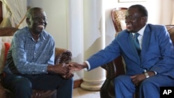 Zimbabwean President Emmerson Mnangagwa, talks to Morgan Tsvangirai, the main opposition leader in Zimbabwe. (Jan. 5, 2018.)