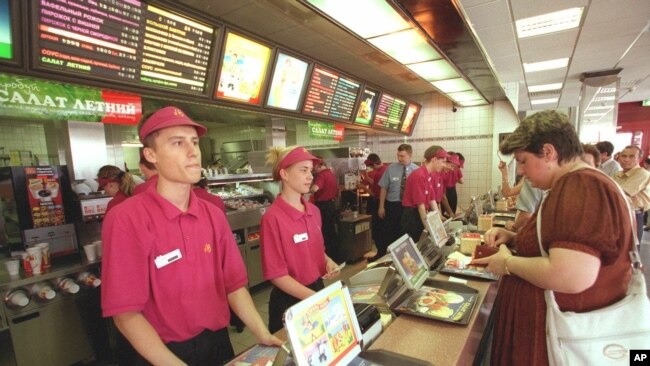 Moskvada McDonald’s restoranı açılanda amerikalı korporativ nümayəndələr yerli işçilərə gülümsəməyin önəmini izah etməkdə çətinlik çəkirdilər.